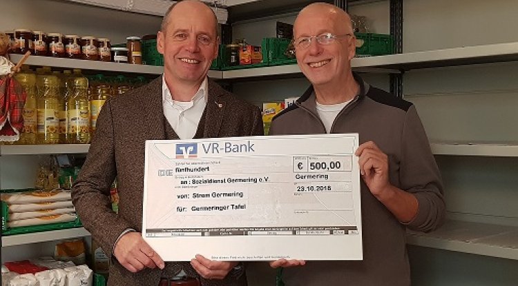 Herr Kottermair mit Spendencheck für die Tafel Germering