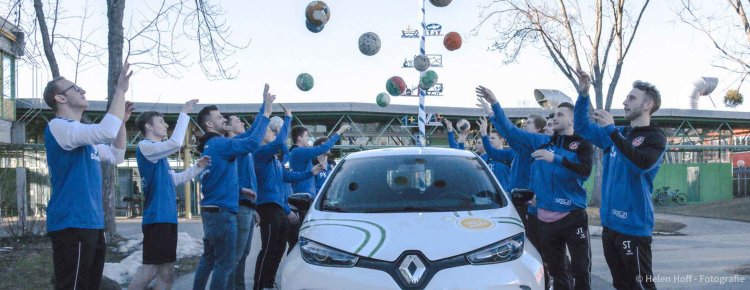 Regionales Engagement - Handballteam Herren werfen Bälle über E-Auto zu