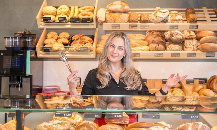 Geschäftskunden - Bäckerei Pristina, Frau hinter Verkaufstresen