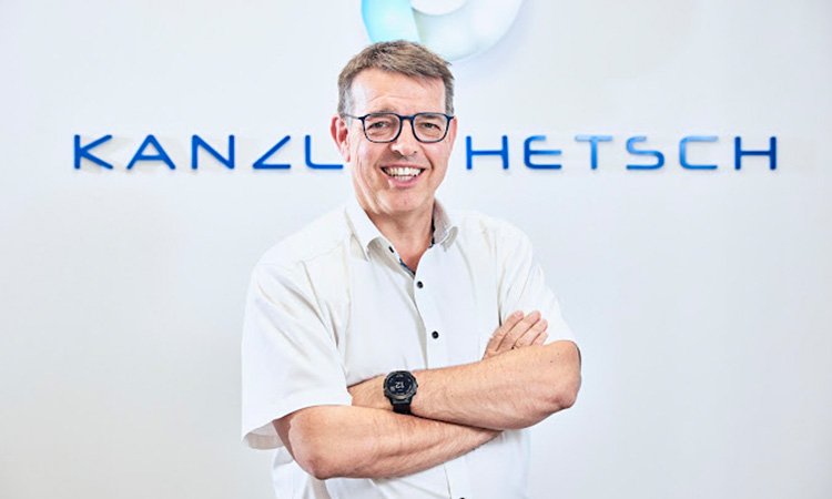 Geschäftskunden - Portrait von Stefan Hetsch in seiner Kanzlei