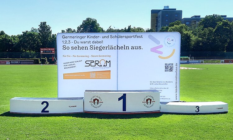 Schüler- und Kindersportfest, Tribüne für die Preisübergabe auf dem Sportplatz