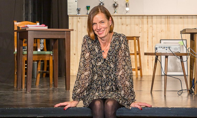 Regionales Engagement - Nina von Schimmelmann sitzend auf der Bühne des Theaters