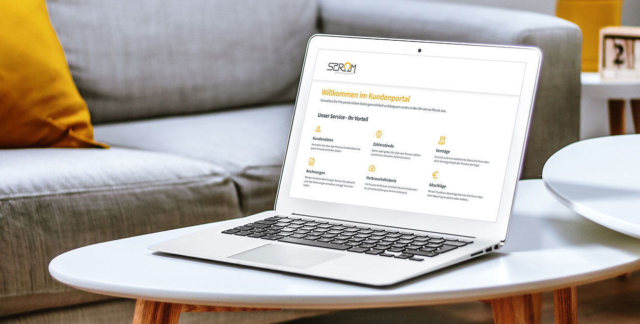 Dienstleistungen - Startseite Kundenportal auf Laptop, auf Wohnzimmertisch