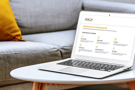 Dienstleistungen - Startseite Kundenportal auf Laptop, auf Wohnzimmertisch