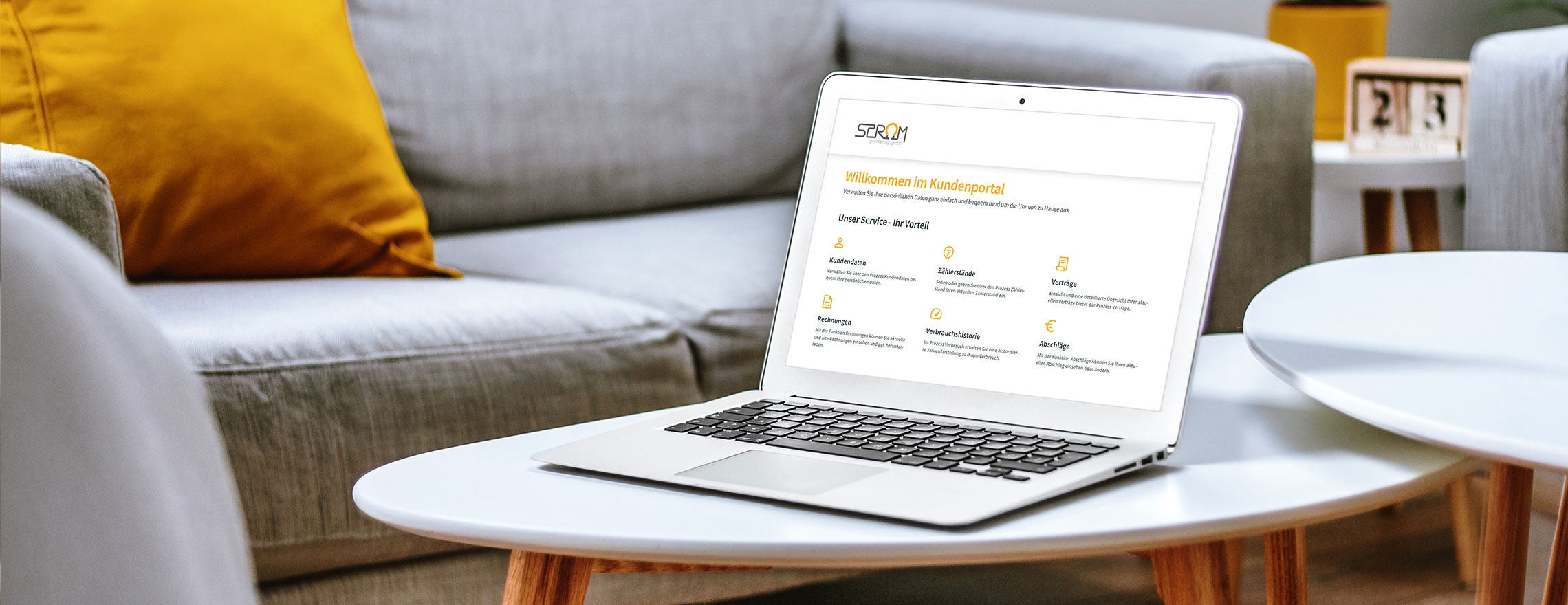 Dienstleistungen - Startseite Kundenportal auf Laptop, auf Wohnzimmertisch